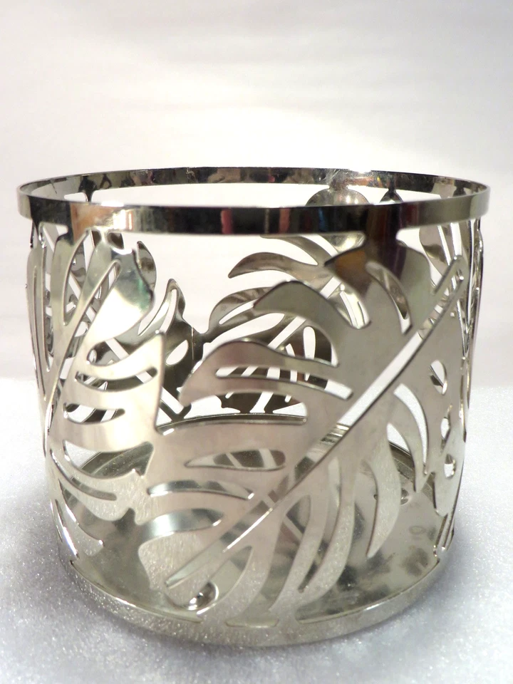 Candelabro de 3 mechas Bath and Body Works diseño hojas de palma plateadas 4" Foto 1 de 4