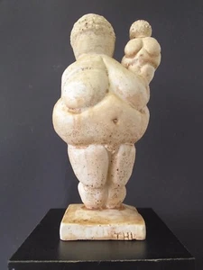 Venere di Willendorf con scultura bambino di Ting Hua Liu, 7""x4"", da collezione - Foto 1 di 4