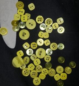 53 X Kleine Gelbe Knöpfe - Bild 1 von 1
