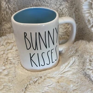 Nuevo Taza Rae Dunn Bunny Kisses Primavera Pascua con Interior Azul - Imagen 1 de 3
