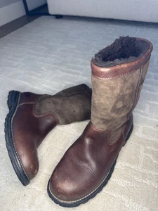 Stivali donna UGG Austraila taglia 8 pelle marrone scamosciata montone 5381 usati in ottime condizioni - Foto 1 di 12