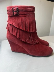 Aerosoles Plumming Bird Keilabsatz-Booties Gr. 8 Wildleder Fransen Knöchelreißverschluss weinrot Boho NEU! - Bild 1 von 7