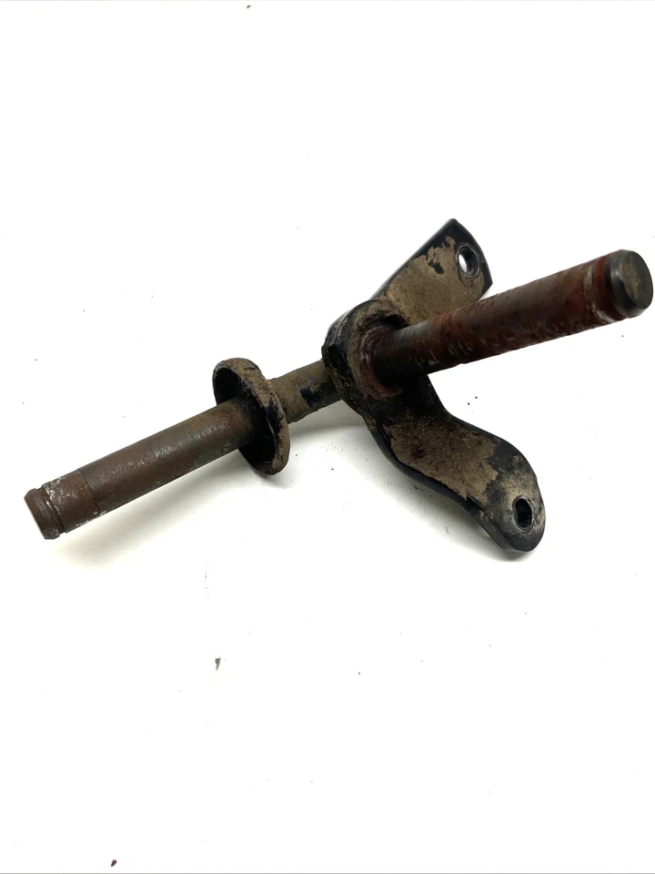 John Deere Lawn & Garden Tractor LH Steering Spindle AM38581 - Image 1 of 4