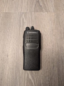 Motorola HT750 UHF (450-512 MHz) 16 Channel Walkie Talkie AAH25SDC9AA3AN - Zdjęcie 1 z 9