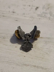 PIN HARLEY-DAVIDSON ÁGUILA VOLADORA CON BARRA Y ESCUDO hg - Imagen 1 de 3