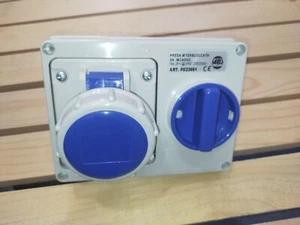 PRESA INTERBLOCCATA ORIZZONTALE 2P+T 16A IP67 CON SCATOLA DI FONDO  - Foto 1 di 4