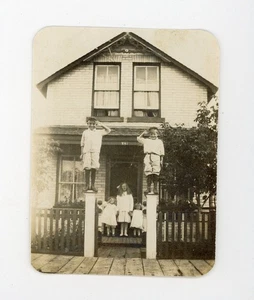 381 Hartford Ave West Kildonan Winnipeg Manitoba Kinder auf Zaun Vintage Foto - Bild 1 von 3