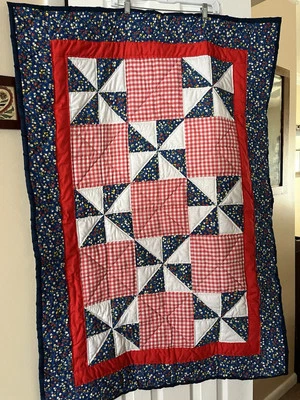 Edredón colgante de pared rojo, blanco y azul molinete medidas 34”x49” Foto 1 de 4