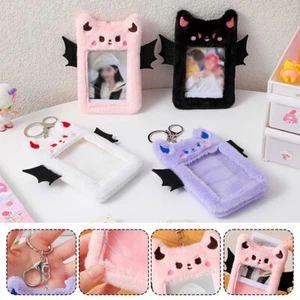 Lindo estuche protector colgante de felpa con soporte para tarjeta fotográfica demonio nuevo - Imagen 1 de 22