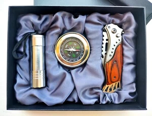 Set da Regalo Con Coltello Pieghevole 20.3 cm Torcia e Bussola da Caccia e Pesca - Foto 1 di 7
