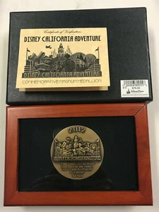 Disney DCA Grand Re-Opening 2012 Commemorative Magnum Medallion Boxed LE 250 - Foto 1 di 3