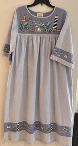 QUACKER FACTORY besticktes blau gestreiftes Küsten-Leuchtturm-Hauskleid 1X - Bild 1 von 14