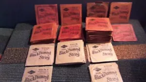 81 NUOVE VECCHIE CONFEZIONI VINTAGE CORDE VIOLINO DIAMANTE NERO - ASSORTITE - Foto 1 di 10
