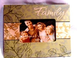 NEW VIEW- 6X4 ''  '' FAMILY '' LIGHT GREEN WOOD LEAF FRAME - Picture 1 of 1