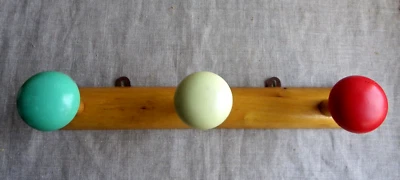 PORTE-MANTEAU VINTAGE MURAL EN BOIS - 3 PATÈRES COLORÉES EN PLASTIQUE - Photo 1/4