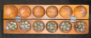 Vintage geschnitzt AYO Mancala Oware Seed afrikanisch Nigeria Spielbrett Klappbrett. - Bild 1 von 3