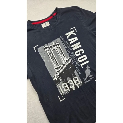 Camiseta Gráfica Kangol Para Hombre L Azul Marino Nacida Británica Criada en Nueva York Camiseta Foto 1 de 4