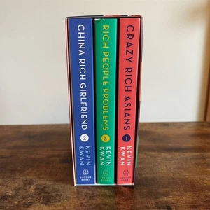 Crazy Rich Asians Trilogy Box Set by Kevin Kwan - 3 Paperback Books- NEW - Foto 1 di 7