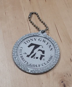 Tony Gwynn Celebrity Golf Clásico Metal Bolsa Etiqueta Llavero (2.5" de Diámetro) - Imagen 1 de 5