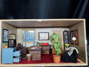 ÚNICO Caja de oficina miniatura vintage para casa de muñecas con frente de acrílico transparente 1:12 - Imagen 1 de 24