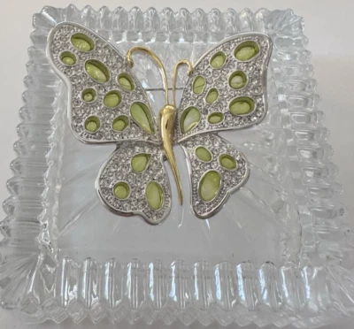 Broche mariposa vintage de vitral verde pavé tono dorado y plateado de Nolan Miller Foto 1 de 4