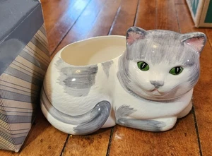 Vintage Avon Keramik Katze Übertopf grau & weiß grüne Augen 6" lang Vintage Neu im Karton - Bild 1 von 5