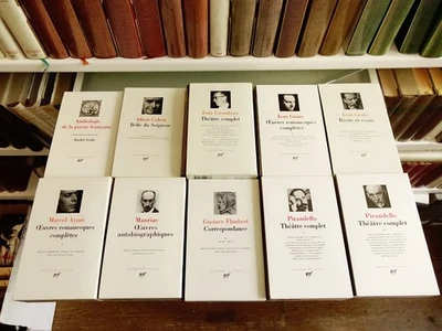 La Pléiade. Lot de 10 livres. Ouvrages sous coffret blanc illustré. - Photo 1/4