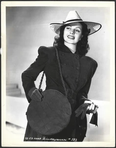 RITA HAYWORTH VINTAGE ORIGINAL PHOTO HOLLYWOOD ACTRESS STUNNING ELEGANT GLAMOUR - Picture 1 of 2