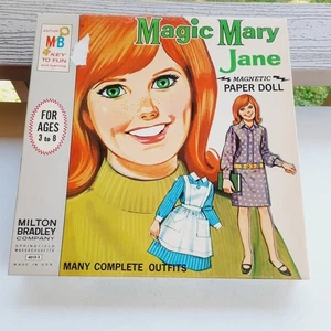 Vintage Magic Mary Jane bambola di carta magnetica e vestiti Milton Bradley 1966 - Foto 1 di 11