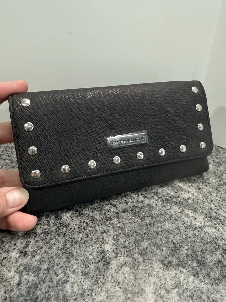Cartera de chequera continental Tommy Hilfiger Signature tachonada triple negra nueva sin etiquetas Foto 1 de 4
