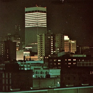 c.1970 Saluti da Omaha Nebraska NE cartolina skyline notturno Woodmen Tower - Foto 1 di 3