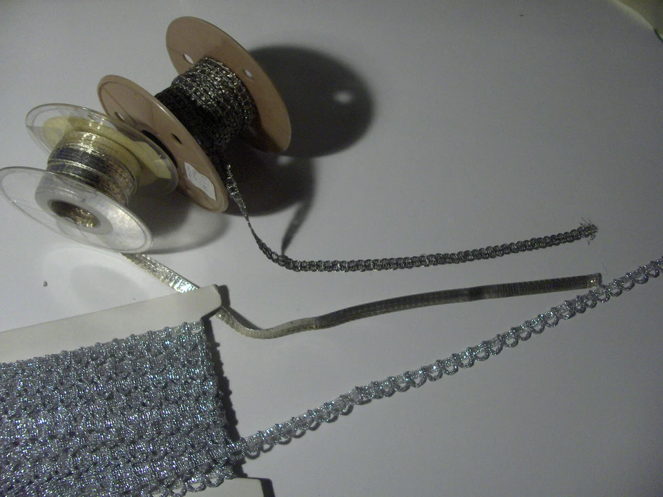 30 MT LOTTO PASSAMANERIE VINTAGE COLOR ARGENTO FONDO MAGAZZINO VEDI INFO - Immagine 1 di 4