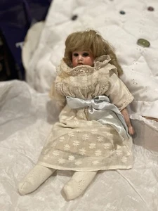 Antike schrankgroße deutsche Biskuitpuppe auf markierter Körperreparatur an Schulterplatte - Bild 1 von 15