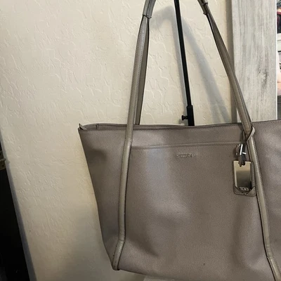 Bolso de Mano Tumi Gris Cuero Trabajo Viaje Negocios Bolsillos Cremallera Foto 1 de 4