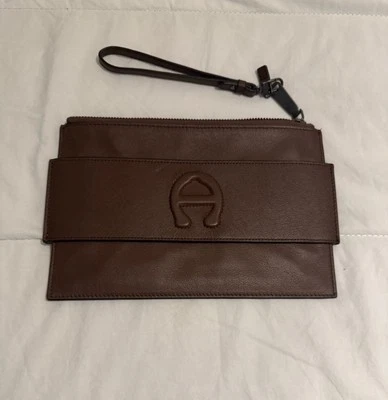 Billetera sin asas Etienne Aigner Adeline con asa muñeca tarjeta cuero caramelo Foto 1 de 4