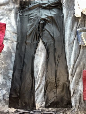 Pantalón look cuero Foto 1 de 2