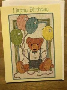 HAPPY BIRTHDAY KARTE IM KREUZSTICH-STIL: TEDDYBÄR MIT LUFTBALLON - Bild 1 von 1