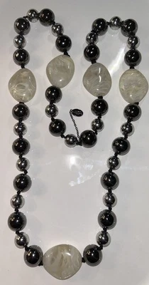 "Collar Amrita Singh 36"" anudado a mano con cuentas de vidrio de color hematita y marfil" Foto 1 de 4