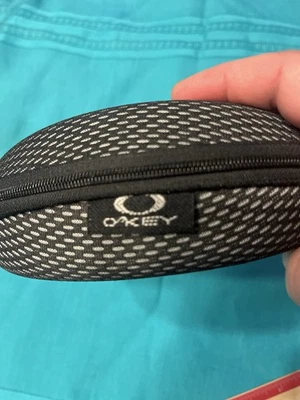 Estuche protector con cremallera para gafas de sol Oakley Foto 1 de 4