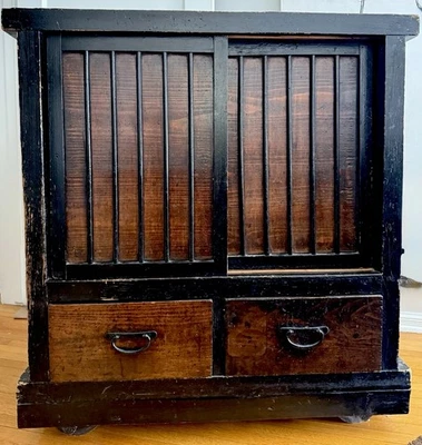 Antiguo comerciante japonés Tansu sobre ruedas Foto 1 de 4