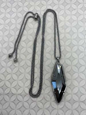 Collar Largo Kendra Scott Beatrice En Hematita Gris Oscuro Foto 1 de 4