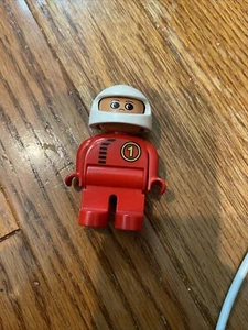 Lego Duplo Figure Maschio Racer #1 Rosso con Casco Bianco App Vintage. 2001 - Foto 1 di 3