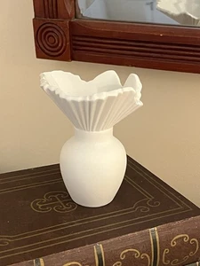Rosenthal Vase weiß Germany Falda asymmetrischer Rand 4" außen matt - Bild 1 von 19