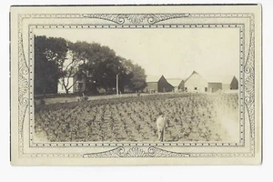 Farmer Standing in Corn Field RPPC postal granja graneros - Imagen 1 de 2