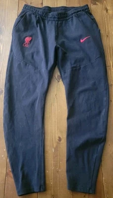 Pantalones de chándal de fútbol Nike Liverpool negros Strike para hombre grandes tecnológicos L.F.C. Bolsillo con cremallera Foto 1 de 4