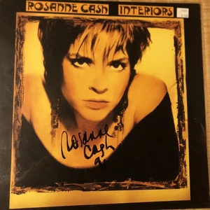 ROSANNE CASH FIRMADO AUTÓGRAFO ORIGINAL 1990 INTERIORES DOBLE ÁLBUM PROMOCIONAL PLANO - Imagen 1 de 3