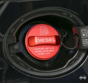 DIESEL fuel cap cover in RED for Land Rover Defender L663 Alloy L663 - Afbeelding 1 van 5