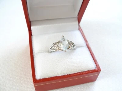 Anillo solitario aguamarina de 0,80 quilates y diamantes de oro blanco de 10 k Foto 1 de 4