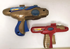 Deux 2005 vintage Atomic Space Squeeze pistolet à eau jouet siècle Ind.