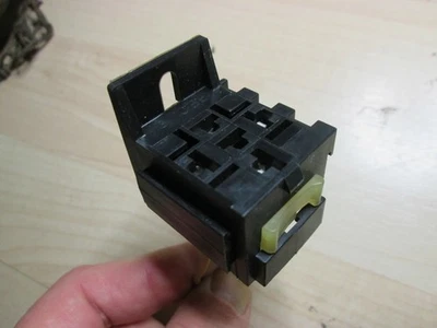 Enchufe de relé de alta resistencia para relé automotriz estándar de 4/5 clavijas 14 AWG #M225A Foto 1 de 4